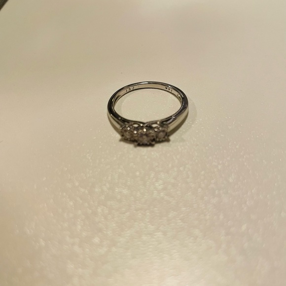 14 K white gold band with 3 diamonds size7 - Picture 3 of 3